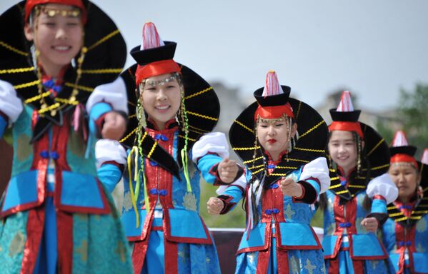 Участницы праздничного концерта в честь Дня защиты детей в Чите