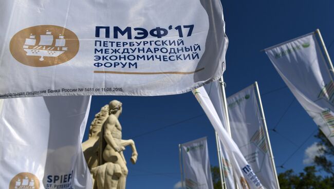 Баннер с символикой Санкт-Петербургского международного экономического форума 2017.