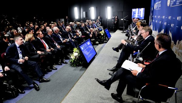 Участники панельной сессии России?ская юрисдикция - фактор притяжения инвестиции? в рамках Санкт-Петербургского международного экономического форума 2017