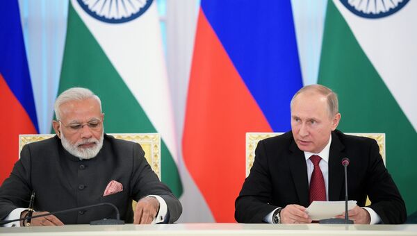 Владимир Путин и премьер-министр Индии Нарендра Моди на пресс-конференции по итогам встречи в рамках Санкт-Петербургского международного экономического форума 2017. 1 июня 2017