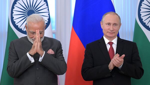 Владимир Путин и премьер-министр Индии Нарендра Моди на церемонии подписания совместных документов. 1 июня 2017