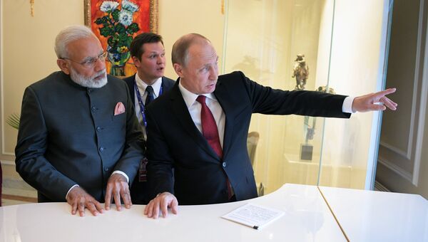 Владимир Путин и премьер-министр Индии Нарендра Моди во время встречи в рамках Санкт-Петербургского международного экономического форума 2017. 1 июня 2017