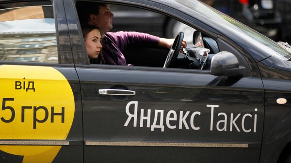 Автомобиль службы Yandex-такси в Киеве