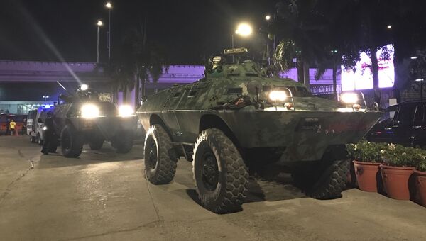 Военная техника у комплекса Resorts World Manila в центре Манилы