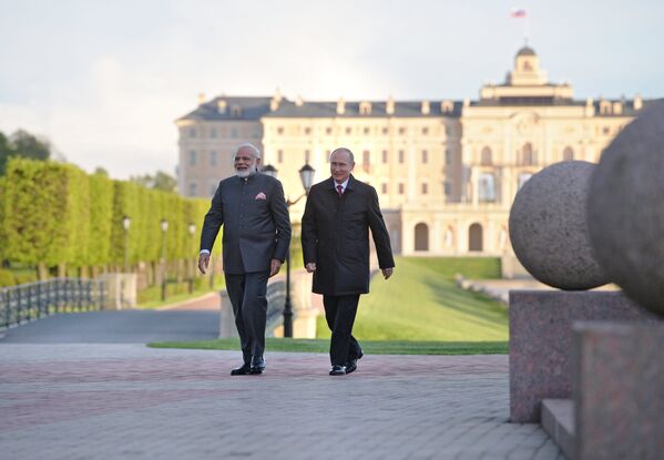 Президент РФ Владимир Путин и премьер-министр Индии Нарендра Моди во время прогулки в Константиновском дворце в Стрельне. 1 июня 2017