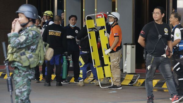 Спасатели снаружи отеля Resorts World Manila в Маниле, Филиппины. 2 июня 2017