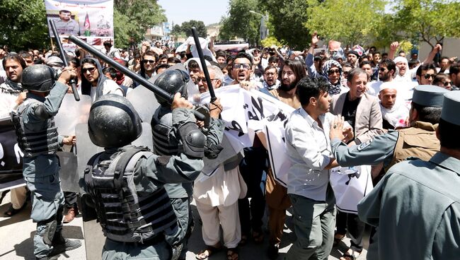 Афганские полицейские во время столкновения с демонстрантами в Кабуле, Афганистан 2 июня 2017