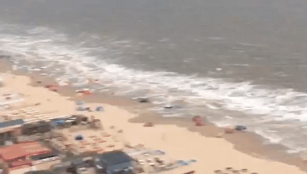 Миницунами обрушилось на пляж в Нидерландах