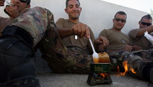 Итальянские военные едят консервы на военной базе в Ливане