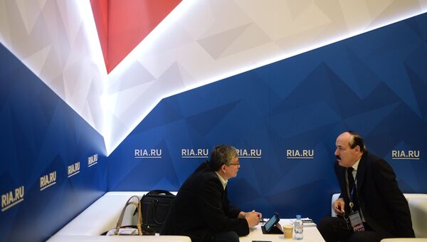 Глава Республики Дагестан Рамазан Абдулатипов (справа) во время интервью журналистам на стенде РИА Новости на Санкт-Петербургском международном экономическом форуме 2017