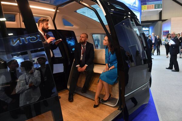 Беспилотный микроавтобус КамАЗ-ШАТЛ на стенде автоконцерна КАМАЗ Санкт-Петербургского международного экономического форума 2017