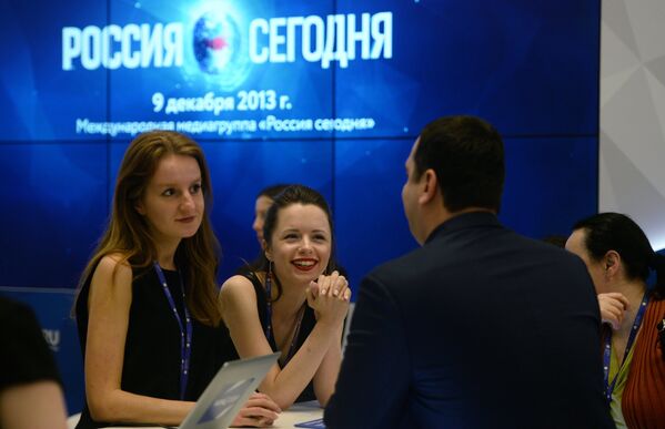 Участники форума на стенде РИА Новости на Санкт-Петербургском международном экономическом форуме 2017