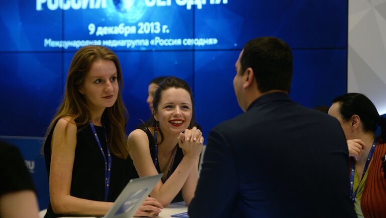 Участники форума на стенде РИА Новости на Санкт-Петербургском международном экономическом форуме 2017