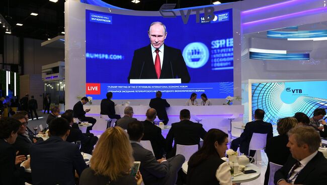 Трансляция выступления президента РФ Владимира Путина на пленарном заседании Санкт-Петербургского международного экономического форума 2017. 2 июня 2017
