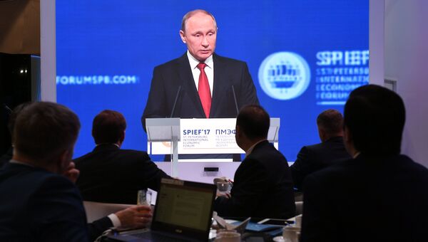 Трансляция выступления президента РФ Владимира Путина на пленарном заседании Санкт-Петербургского международного экономического форума 2017. 2 июня 2017