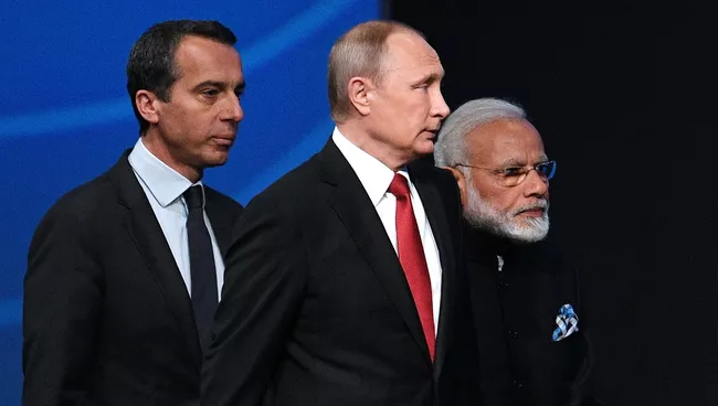 Владимир Путин, Кристиан Керн и Нарендра Моди на пленарном заседании Санкт-Петербургского международного экономического форума 2017