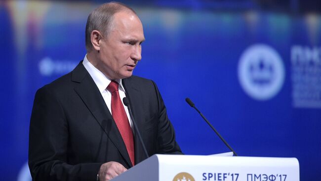 Президент РФ Владимир Путин на пленарном заседании Петербургского международного экономического форума 2017