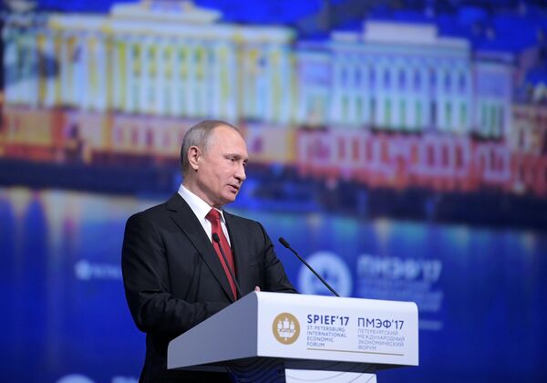 Президент РФ Владимир Путин на пленарном заседании Петербургского международного экономического форума 2017