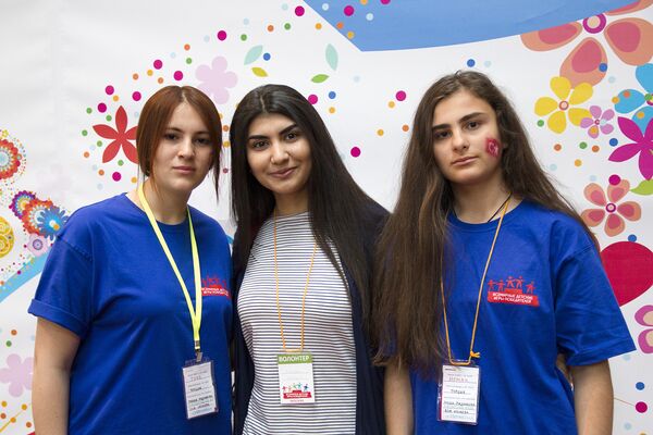 Участницы из Турции Туче и Ирмак с волонтером Участницы из Турции Туче и Ирмак с волонтером