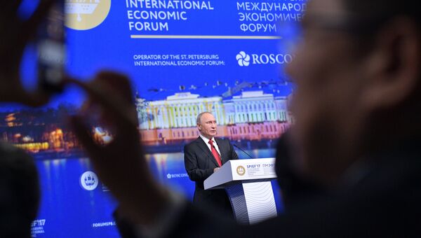 Владимир Путин выступает на пленарном заседании Санкт-Петербургского международного экономического форума 2017. 2 июня 2017