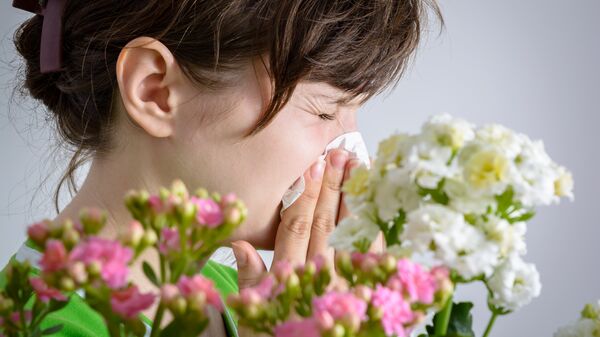 Женщина с аллергией на пыльцу
