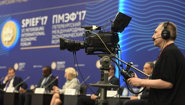 Видеооператор во время бизнес-диалога ЕАЭС — Латинская Америка: наращивая темпы сотрудничества в рамках XX Петербургского международного экономического форума
