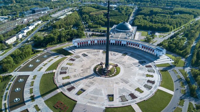 Центральный музей Великой Отечественной войны и обелиск на площади Победителей на Поклонной горе в Москве