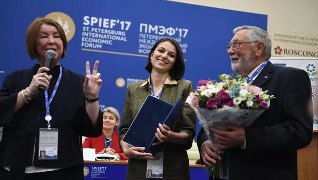 Президент IUPAC Наталья ТПрезидент IUPAC Наталья Тарасова и финансовый директор IUPAC Джон Кориш на вручении гранта Зеленая химия для жизни на Санкт-Петербургском международном экономическом форуме 2017арасова и финансовый директор IUPAC Джон Кориш на вручении гранта Зеленая химия для жизни на Санкт-Петербургском международном экономическом форуме 2017