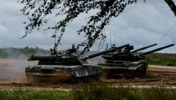 Танки Т-80У (слева) и Т-90. Архивное фото