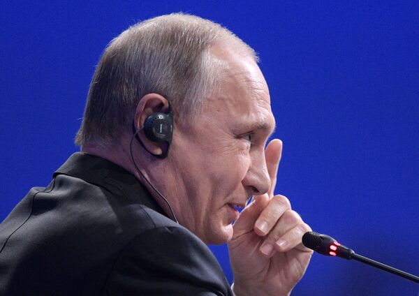 Президент РФ Владимир Путин на пленарном заседании ПМЭФ-2017 Президент РФ Владимир Путин на пленарном заседании ПМЭФ-2017