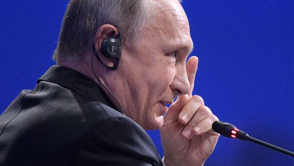 Президент РФ Владимир Путин на пленарном заседании ПМЭФ-2017. Архивное фото