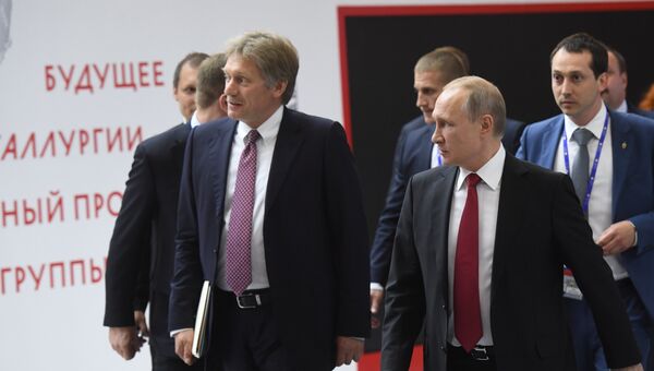 Президент РФ Путин и его пресс-секретарь Дмитрий Песков. Архивное фото