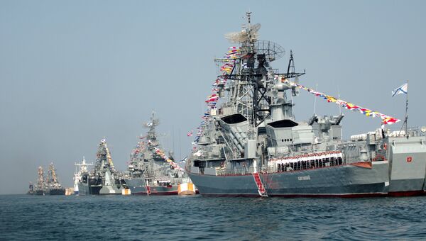 Сметливый (справа) во время генеральной репетиции военно-морского парада, посвященного Дню Военно-Морского Флота России. Архивное фото