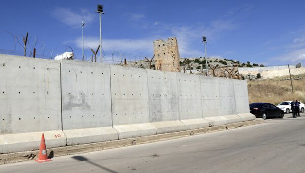 Стена у пограничных ворот в Рейханлы, на границе Турция-Сирия. Архивное фото