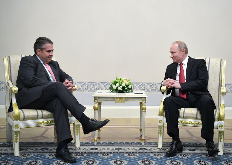 Президент РФ Владимир Путин и глава МИД Германии Зигмар Габриэль во время встречи в рамках ПМЭФ. 2 июня 2017 