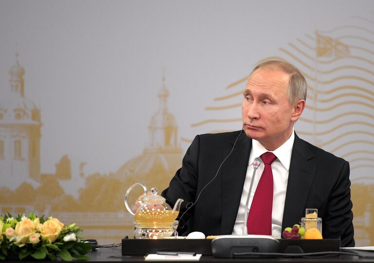 Президент РФ Владимир Путин во время встречи с руководителями крупнейших иностранных компаний в рамках ПМЭФ-2017 Президент РФ Владимир Путин во время встречи с руководителями крупнейших иностранных компаний в рамках ПМЭФ-2017