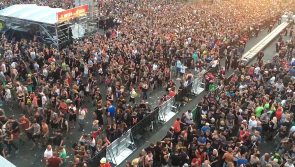 Посетители рок-фестиваля Rock am Ring в Германии пели песни во время эвакуации