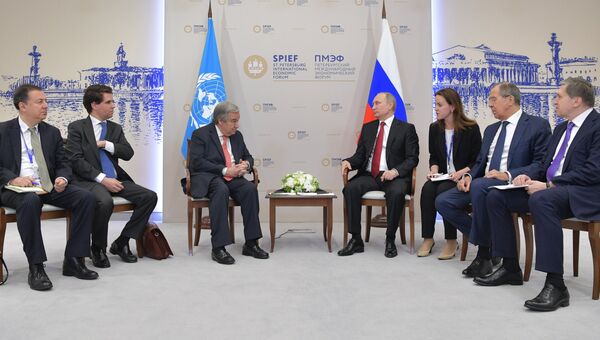Президент РФ Владимир Путин и генсек ООН Антониу Гутерриш во время встречи в рамках ПМЭФ-2017
