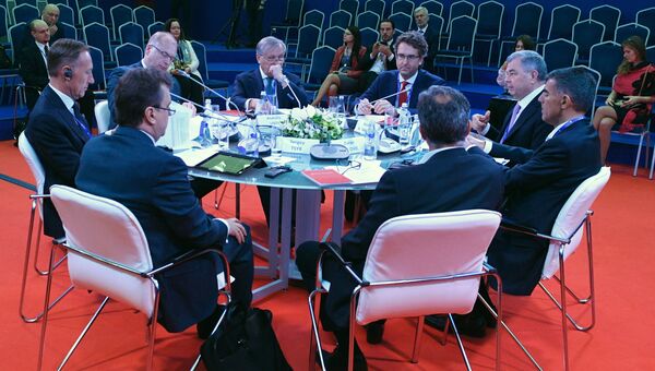 Участники бизнес-диалога “Россия — Швеция: инвестиции и инновации как основные точки взаимного роста” на Петербургском международном экономическом форуме 2017