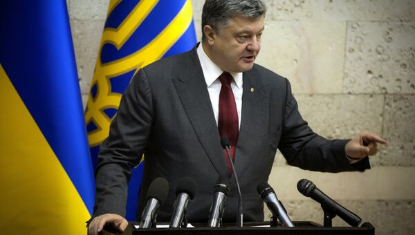Президент Украины Петр Порошенко выступает в военном институте Киевского национального университета им. Шевченко