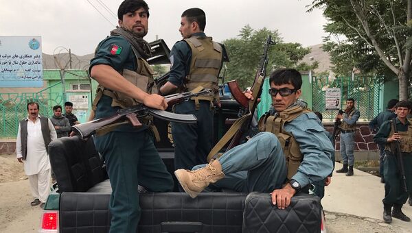 Афганские полицейские прибывают на место взрывов в Кабуле. 3 июня 2017