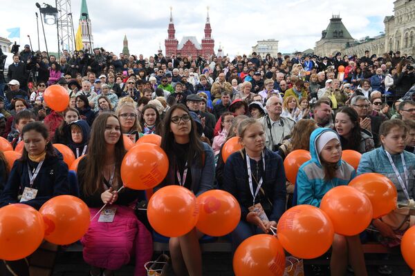 Зрители на церемонии открытия книжного фестиваля Красная площадь в Москве
