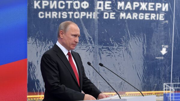 Президент РФ Владимир Путин на церемонии имянаречения арктического танкера-газовоза Кристоф де Маржери. 3 июня 2017