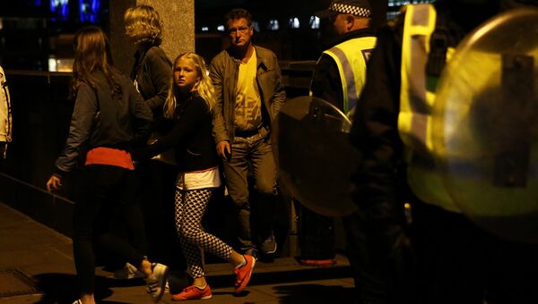 Люди покидают место происшествия на Лондонском мосту. 3 июня 2017