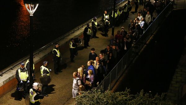 Полиция выводит людей с места нападения на Лондонском мосту