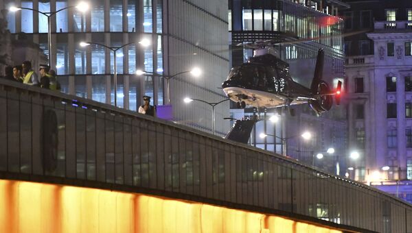 Вертолет садится на место ЧП на Лондонском мосту