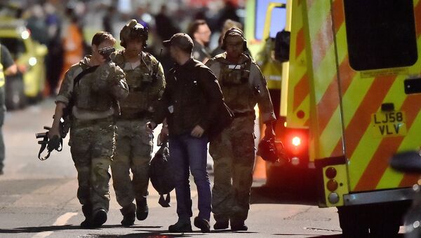 Сотрудники правоохранительных органов Великобритании на месте теракта на Лондонском мосту. 4 июня 2017