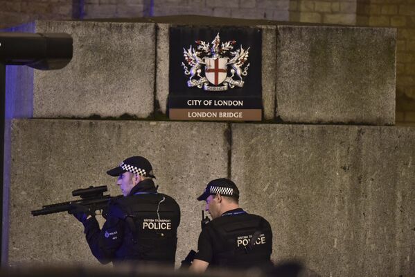 Вооруженные силы полиции на Лондонском мосту. 3 июня 2017