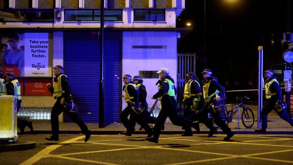 Полиция прибывает на место теракта на Лондонском мосту 3 июня 2017