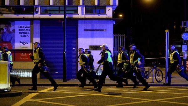 Полиция прибывает на место теракта на Лондонском мосту 3 июня 2017